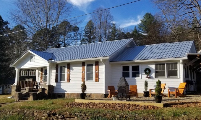 Franklin Cottage | Creekside Farmhouse Cottage in the Mountains