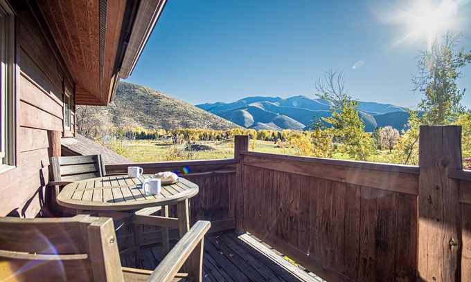 Hailey House | Creekside on Quigley - 3BD Private Home on trails + Hot Tub