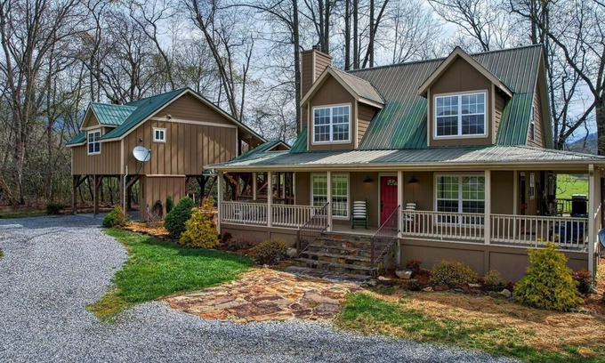 Hayesville Cabin | Creekside, pet friendly, wrap-around porch, minutes to downtown Hayesville!