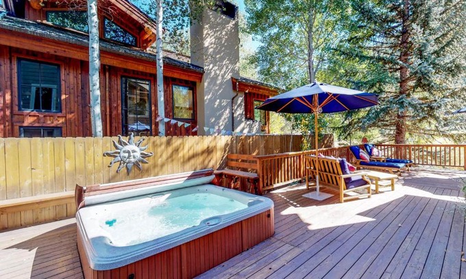 Warm Springs House | Creekside Retreat