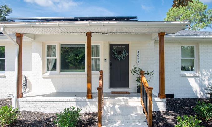 Charleston House | Creekside Retreat w/Hot Tub + Game Room, 6 minutes to Downtown, 15 to Folly!