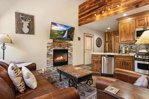Fall River Estates Apartment | Creekside Suites 03 by Estes Park Condos