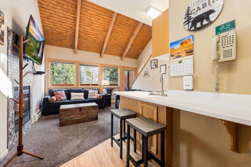 Fall River Estates Apartment | Creekside Suites 04 by Estes Park Condos
