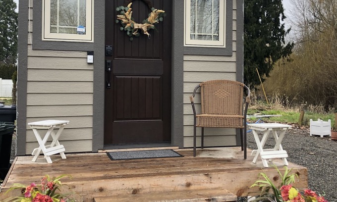 Fife Cottage | Creekside Tiny Retreat with rural charm now with AC!