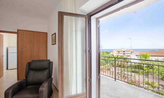 Creixell Apartment | Creixell Sea Views by MarCalma