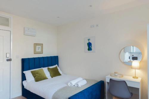 High Wycombe Apartment | Crendon House Cosy Studio - Sleeps 2 & Kitchen