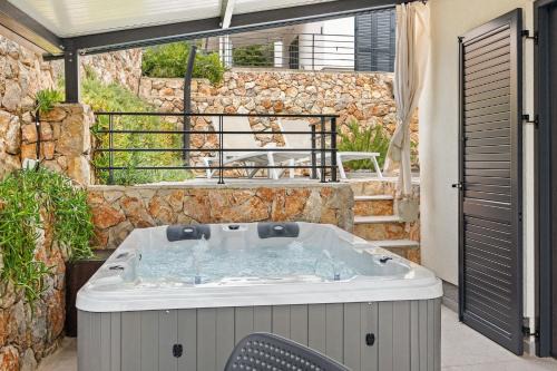 Cres Apartment | Crepsa Paradise with Jacuzzi - Couple Getaway