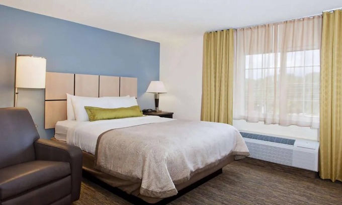 Ashley Oaks House | Crescent Bend House & Gardens Tour! Pets Allowed! FREE Parking & Laundry!