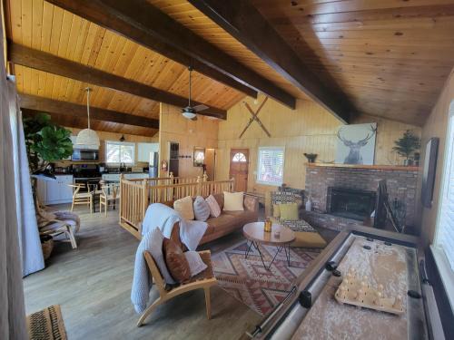 Upper Moonridge House | Cresta Lunar- Cozy and Modern 2 Bedroom Cabin