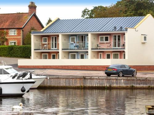 Wroxham House | Crested Grebe - Ukc2109