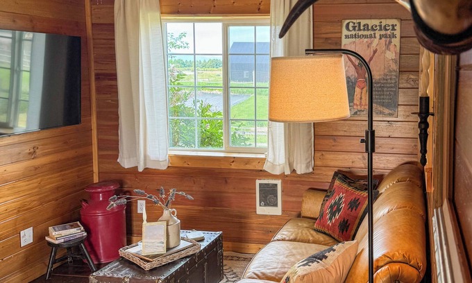 Creston House | Creston Centennial #2- Cozy barn with queen bed, close to West Glacier