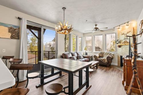 Kimball Junction Apartment | Crestview D208 by Moose Management