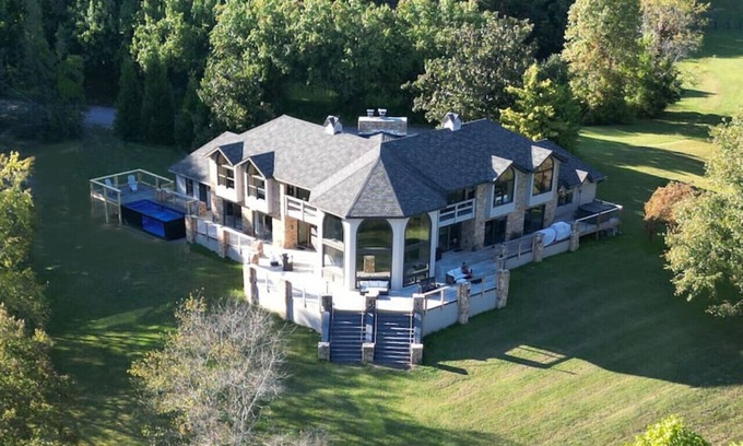 Pigeon Forge Villa | Crestview Estate 5 acres-heated pool-5min to strip
