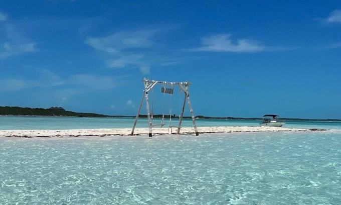 Paradise Island Boat Rental | Crewed Yacht Charter Bahamas 80 feet