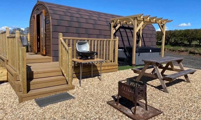 Hayton Cabin | Criffel Pod, Hayton near Hadrian's Wall, pet friendly and hot tub