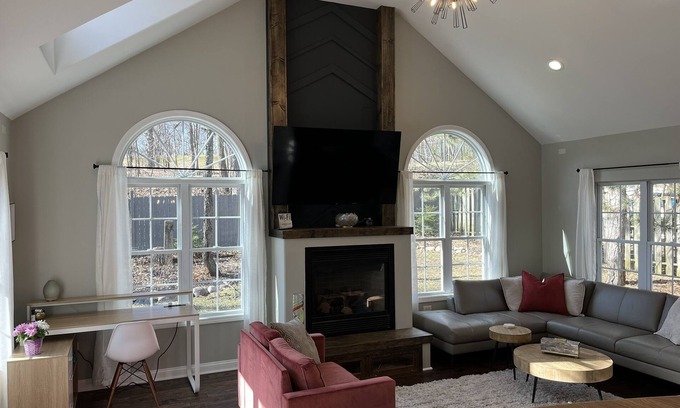 Como House | Crips fall nights; hot tub under the stars. Game room, close to downtown LG