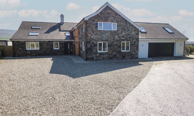 Garn Fadryn House | CRIW, pet friendly, luxury holiday cottage in Sarn Meyllteyrn