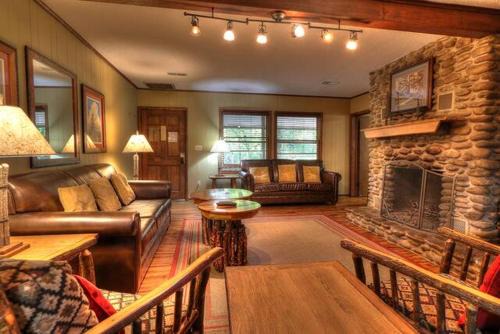 Pittman Center House | Crockett's Coonskin Cabin #540