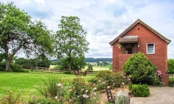 Aymestrey Apartment | CROFT VIEW, pet friendly, country holiday cottage in Kingsland