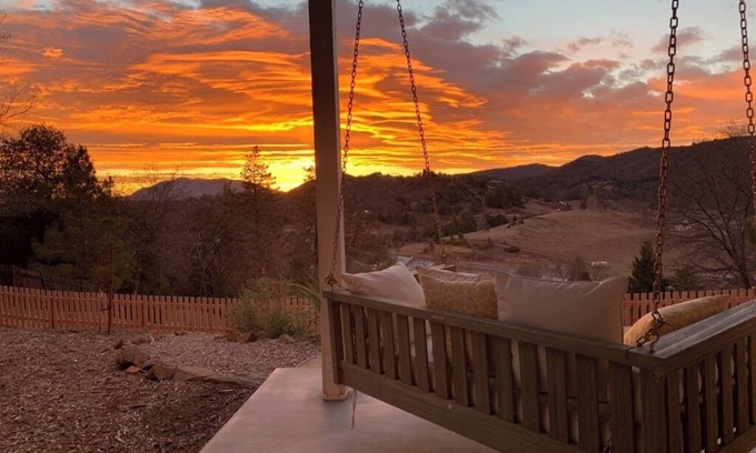 Julian House | Crooked Pine Farmhouse - incredible views and walk to downtown Historic District