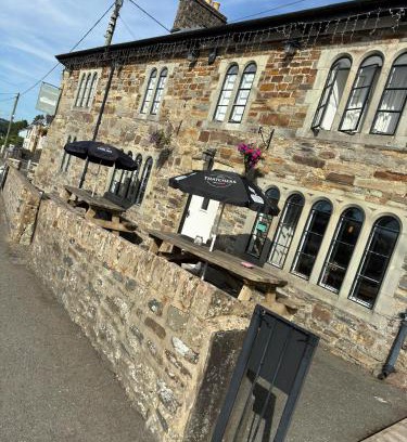 Llanybydder Hotel | Cross Hands Hotel