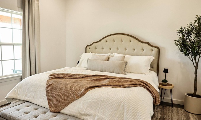 Fredericksburg Cottage | Cross Mountain Bridal Cottage | Romantic Tub, Walk-In Shower & Pond Views