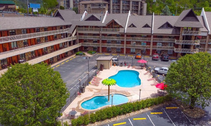 Gatlinburg Hotel | Crossroads Inn & Suites