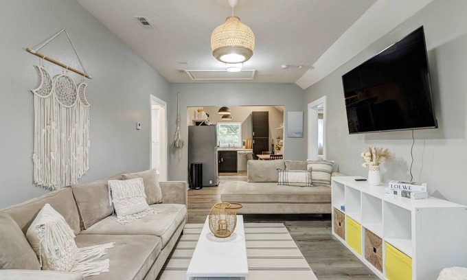 South Kansas City House | Crown House- Cozy 3BR ☀King Bed☀ Walking Trail