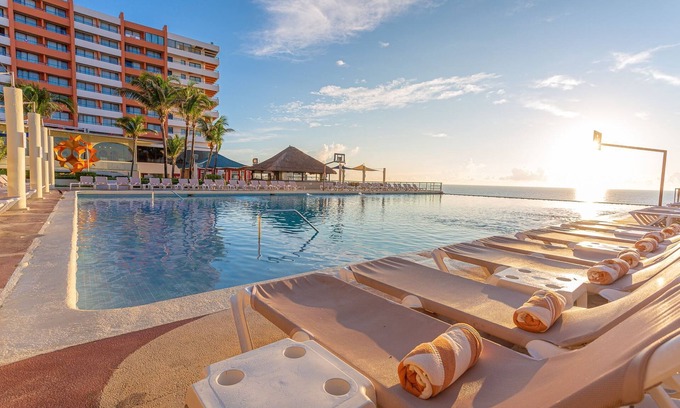 Zona Hotelera Resort | Crown Paradise Club Cancun All Inclusive