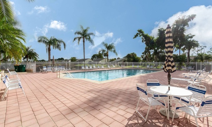 Crown Pointe House | Crown Pointe- Home w/ 3BR,3BA-2 master suites w/direct pool access & w/private garden views