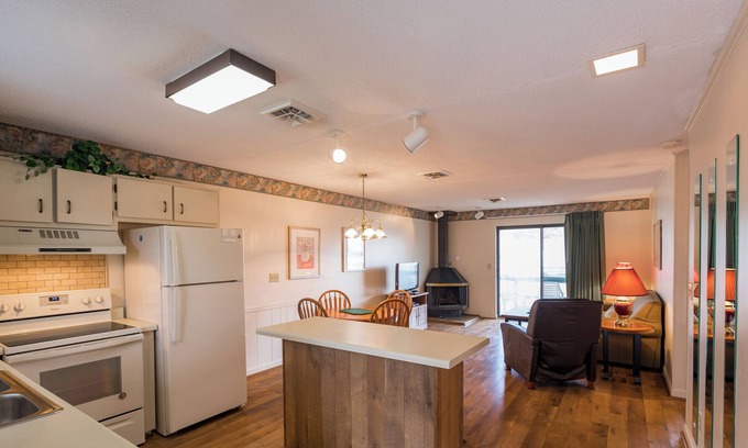 Lake Tansi Condo | Crown Resorts Lake Tansi East 3 Bed, 2 Bath Condo w/ 1 King, 2 Queen Beds