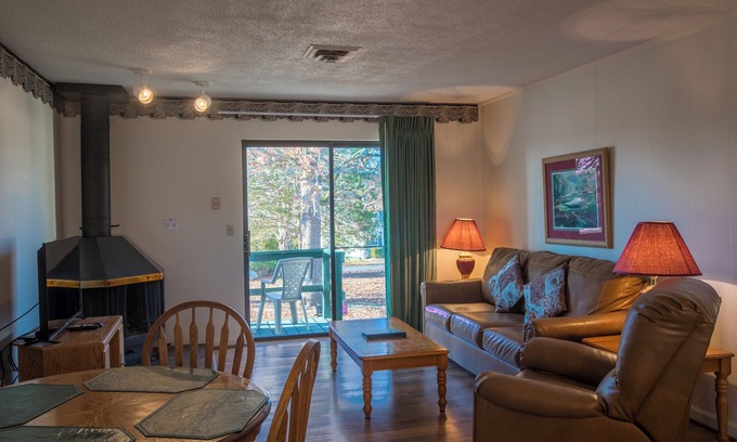 Lake Tansi Condo | Crown Resorts Lake Tansi East 2 Bedroom, 1 Bathroom Condo w/ 2 Queen Beds