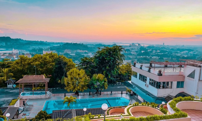 Lubuk Baja Hotel | Crown Vista Hotel