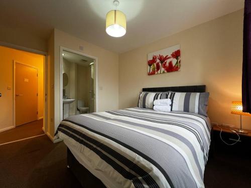 Stoke-on-Trent House | Crownford Guesthouse - Close to Hanley centre and University