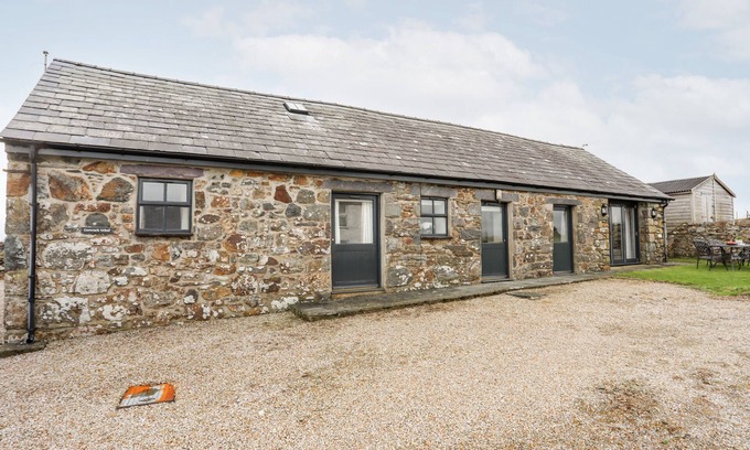 Bwlchtocyn Cottage | CROWRACH UCHAF BARN, family friendly, with open fire in Abersoch