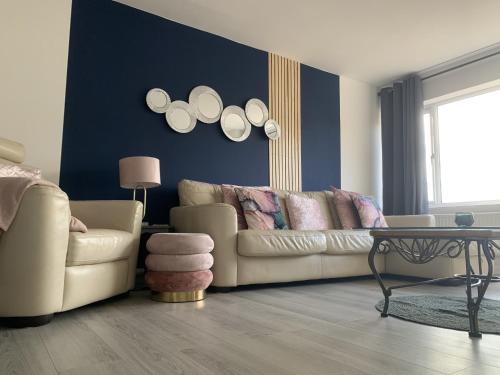 Newark upon Trent House | Crowthorne House, beautiful 3 bedroom Home for upto 8 Guests, with sofa bed Cul-de-sac with Private Driveway