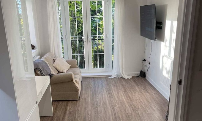 Purley House | Croydon Gem- fast train to centre and free parking