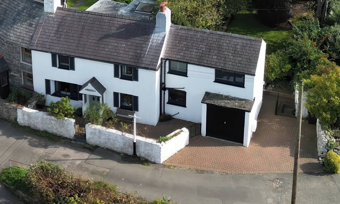 Llanfairfechan Cottage | CRUD Y MOR, pet friendly, country holiday cottage in Llanfairfechan