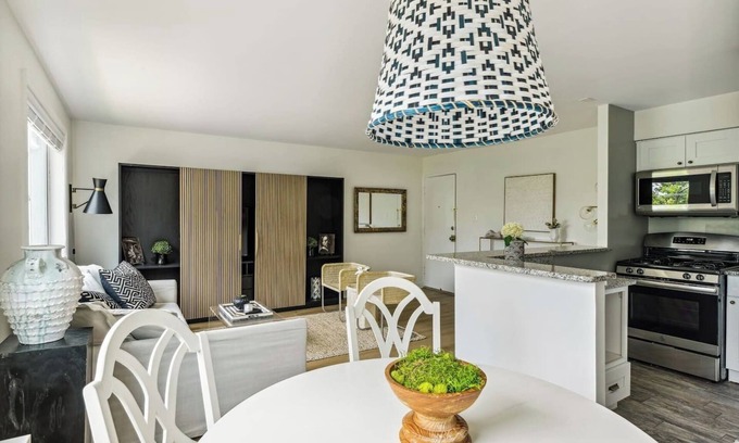 Aurora Highlands Condo | Crystal City Boutique Flats 2BR/Free Parking