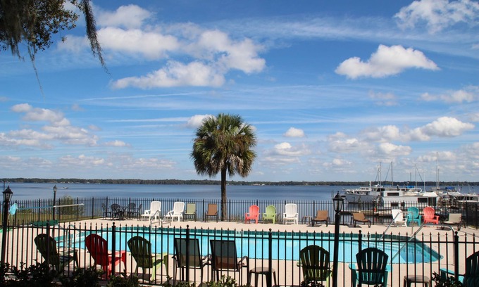 Palatka Hotel | Crystal Cove Hotel