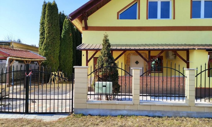 Zsorifurdo House | Csalogány Apartman