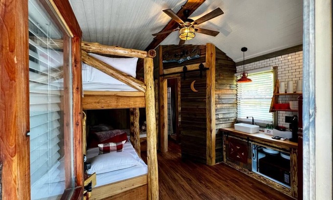 Hot Springs Cabin | Cub Cabin Bunkhouse at Natural State Cabins
