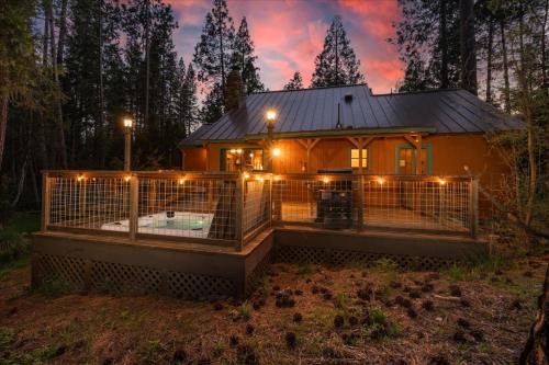 North Wawona House | Cub House- Remodeled cabin INSIDE Yosemite with new hot tub and more