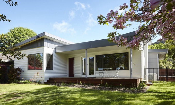 Bright House | Cuballa - Just a few minutes flat walk to town & the river .Modern clean house