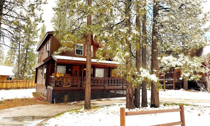 Eagle Mountain Estates Cabin | Cubs Cabin - Centrally Located, Fireplace, Deck, Barbecue