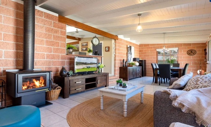 Currarong House | Cudgee – one street back from the beach