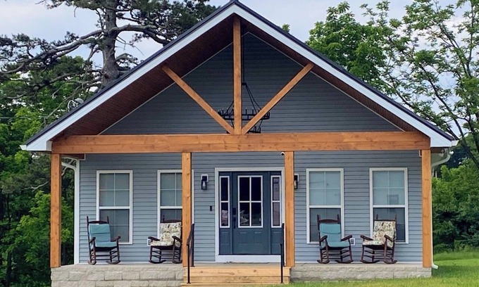 Livingston House | Culper Retreat- Charming 2-bedroom house in welcoming Cookeville with WiFi, AC