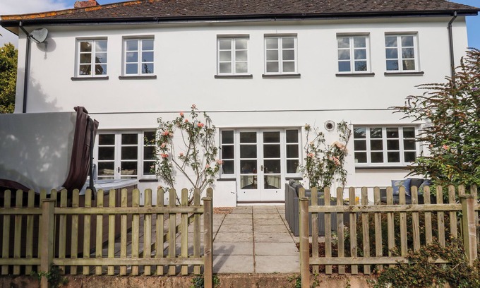 Crediton Cottage | CULVER COURT COTTAGE, pet friendly, with hot tub in Crediton
