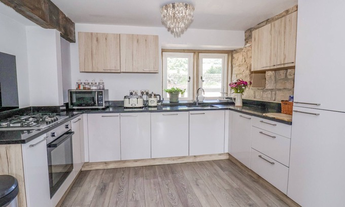 Shipley House | CUNLIFFE HOUSE, pet friendly, with hot tub in Esholt