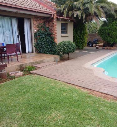 Bloemfontein Cabin | Cura Lodge